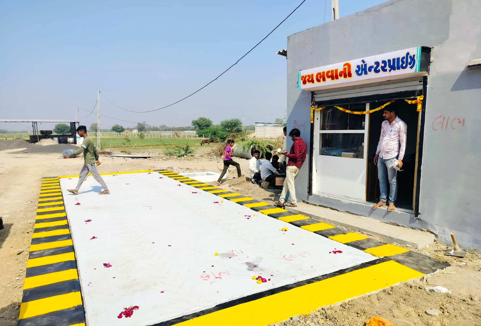 Symphony Pit-type weighbridge: Pit-type deck flush with the ground, with hazard kerb
