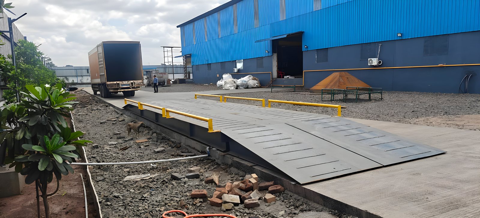 Modular / portable weighbridge: Built-in ramp at the entry end
