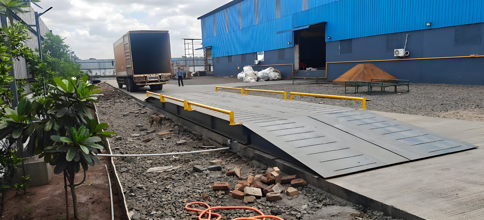 Modular / portable weighbridge: Ramp and deck from the approach