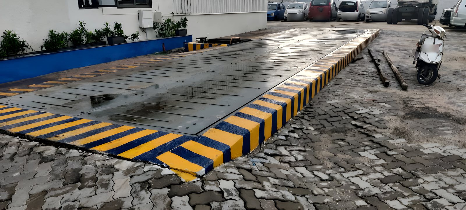 Pit-type deck flush with the ground, with hazard kerb