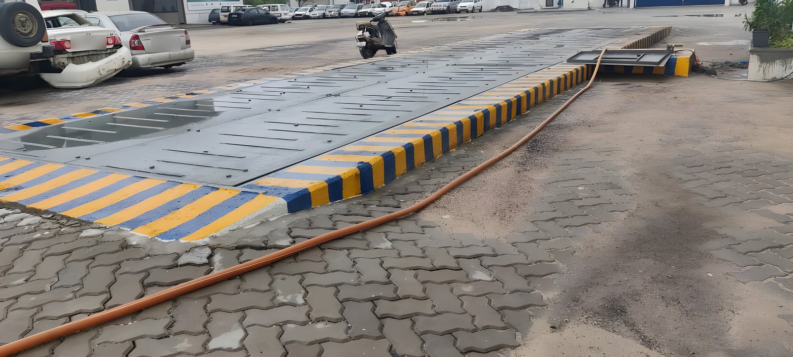 Pit-type weighbridge: From the corner, showing both entries