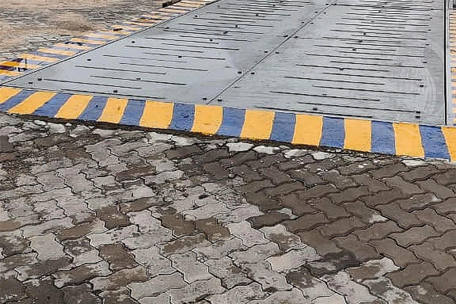 Pit-type weighbridge: Deck edge flush with the paved yard