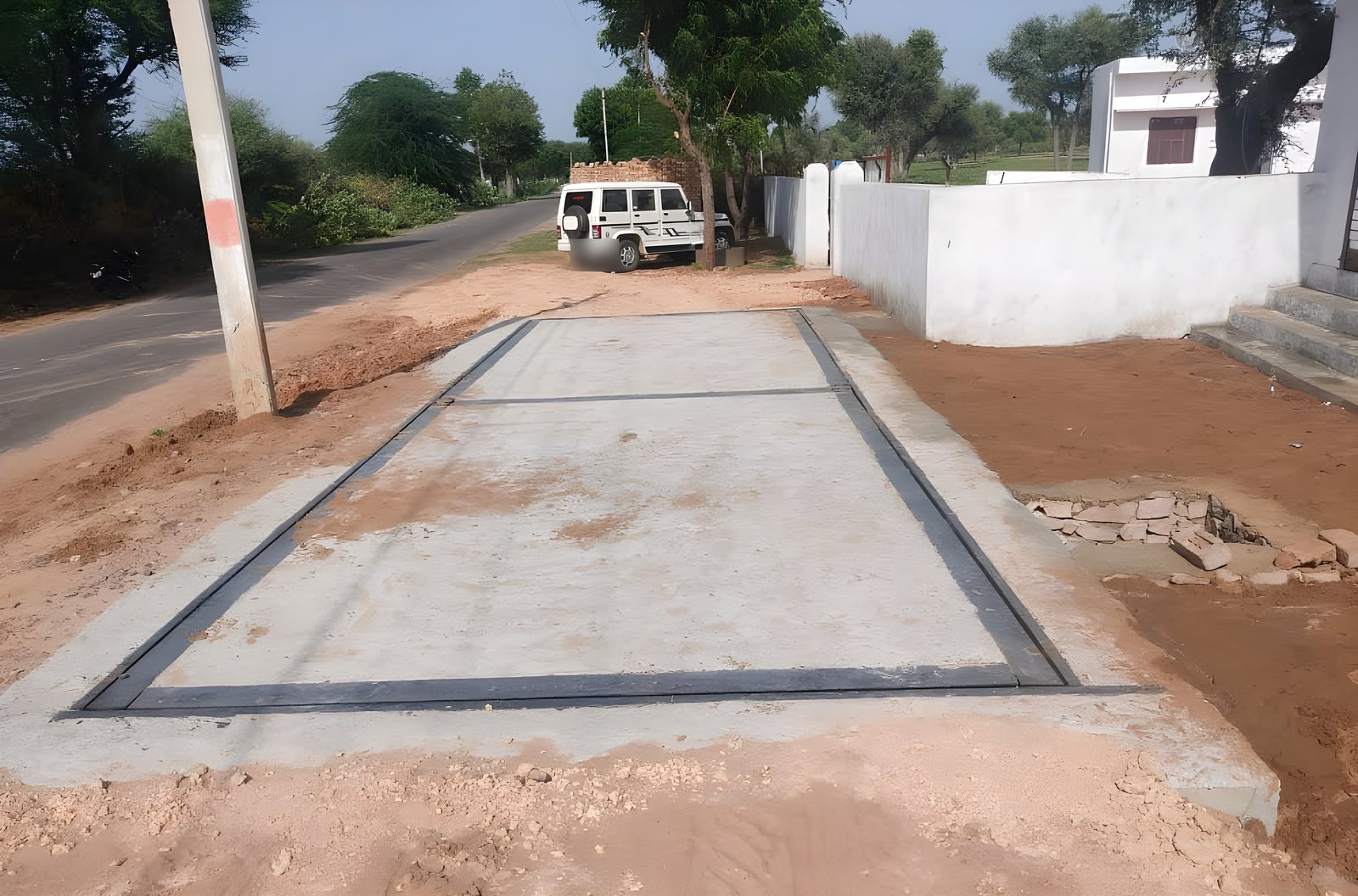 Pit-type weighbridge: Pit-type deck in a steel frame at a roadside site