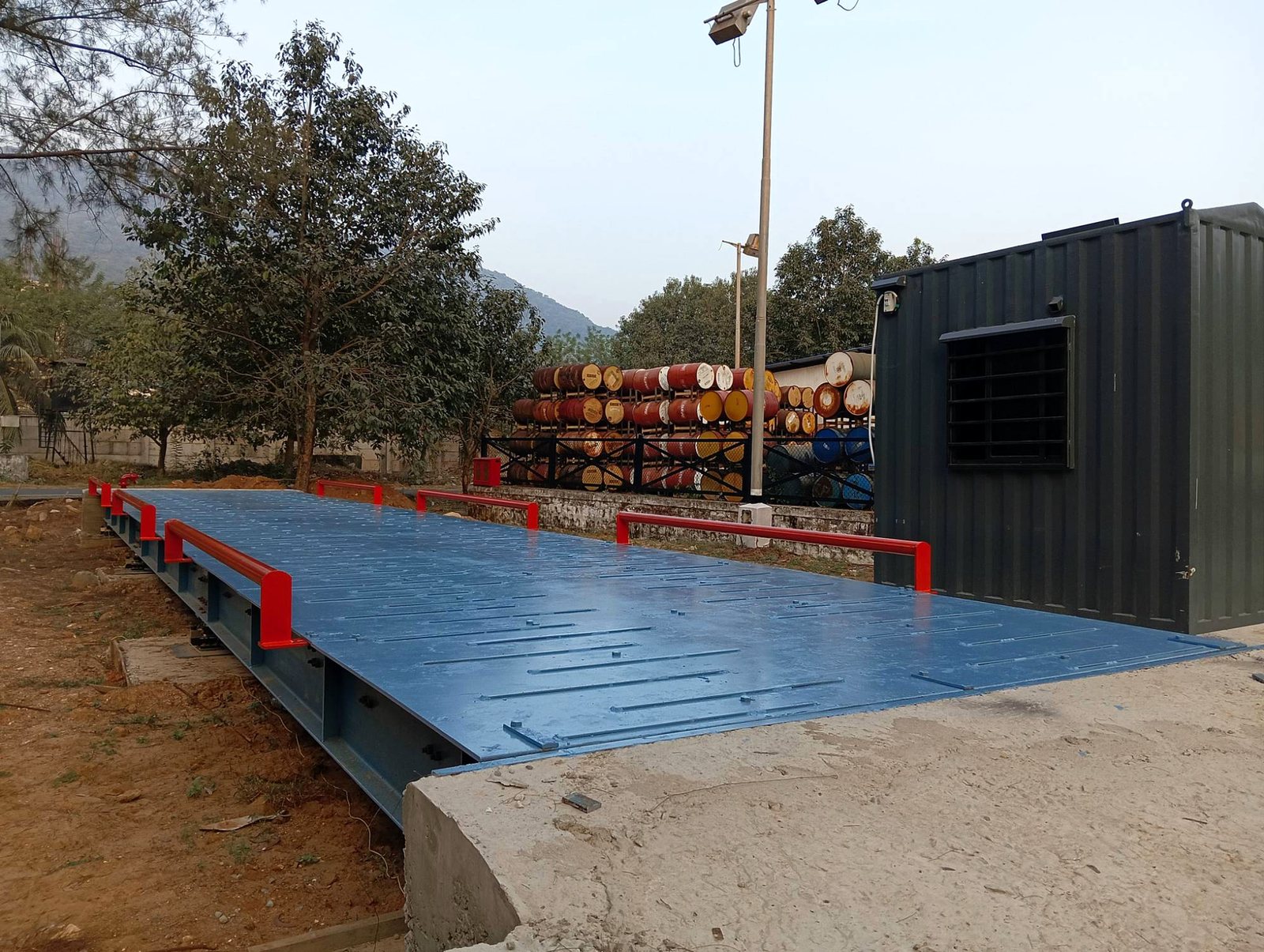 Pit-less weighbridge: Approach end with weigh cabin