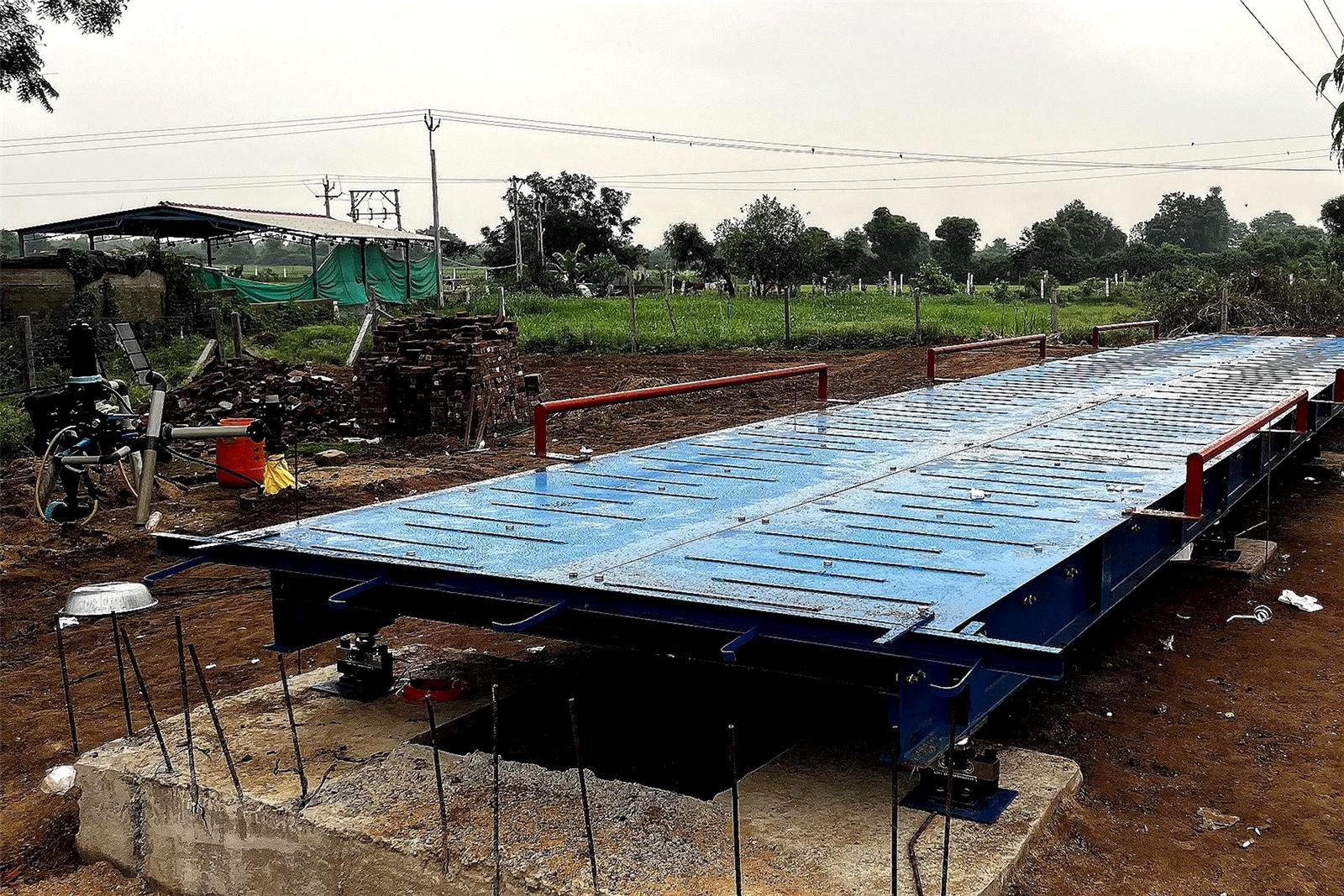 Pit-less weighbridge: Deck being erected on its pedestals