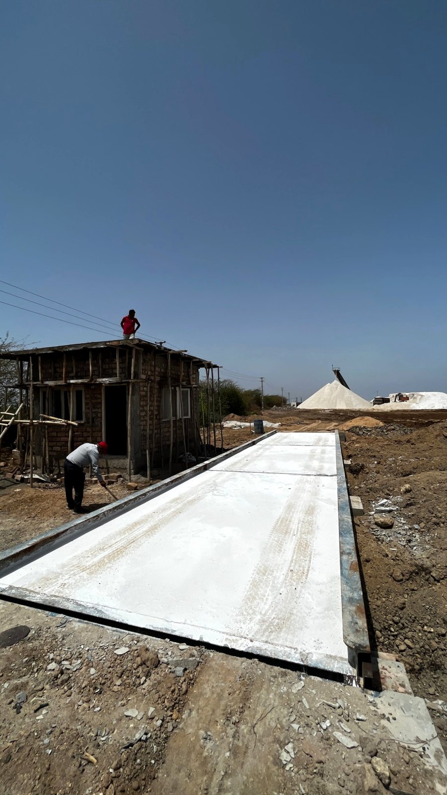 Concrete / RCC weighbridge: Finishing the concrete deck at a salt works