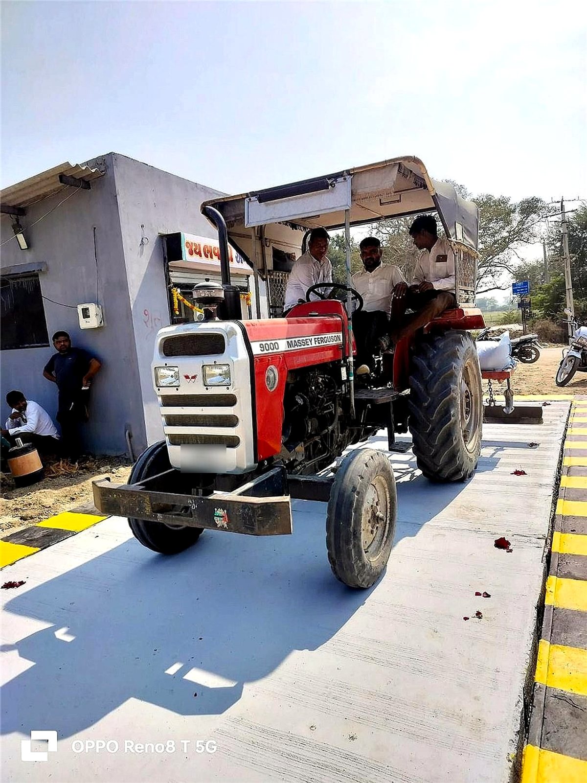 Concrete / RCC weighbridge: Tractor-trolley weighed on the concrete deck