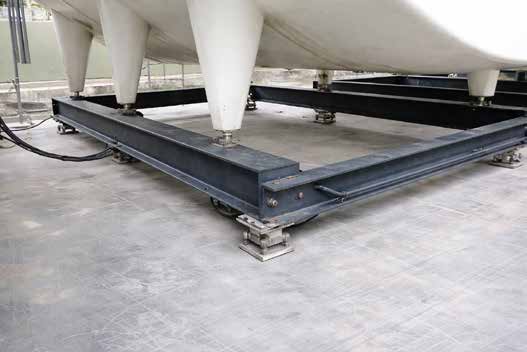 Weighing frame under a tank